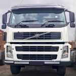 2006-2009 Volvo FM 400 6x4 horse front grille close-up, Arctic white, ready for interlink or tipper work
